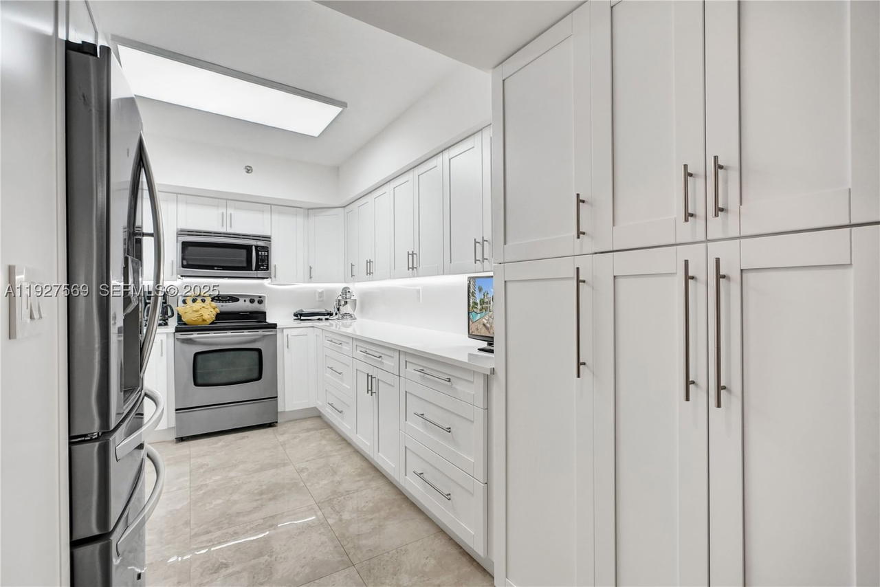 Real estate property located at 3600 Mystic Pointe Dr #311, Miami-dade, Mystic Pointe, Aventura, FL