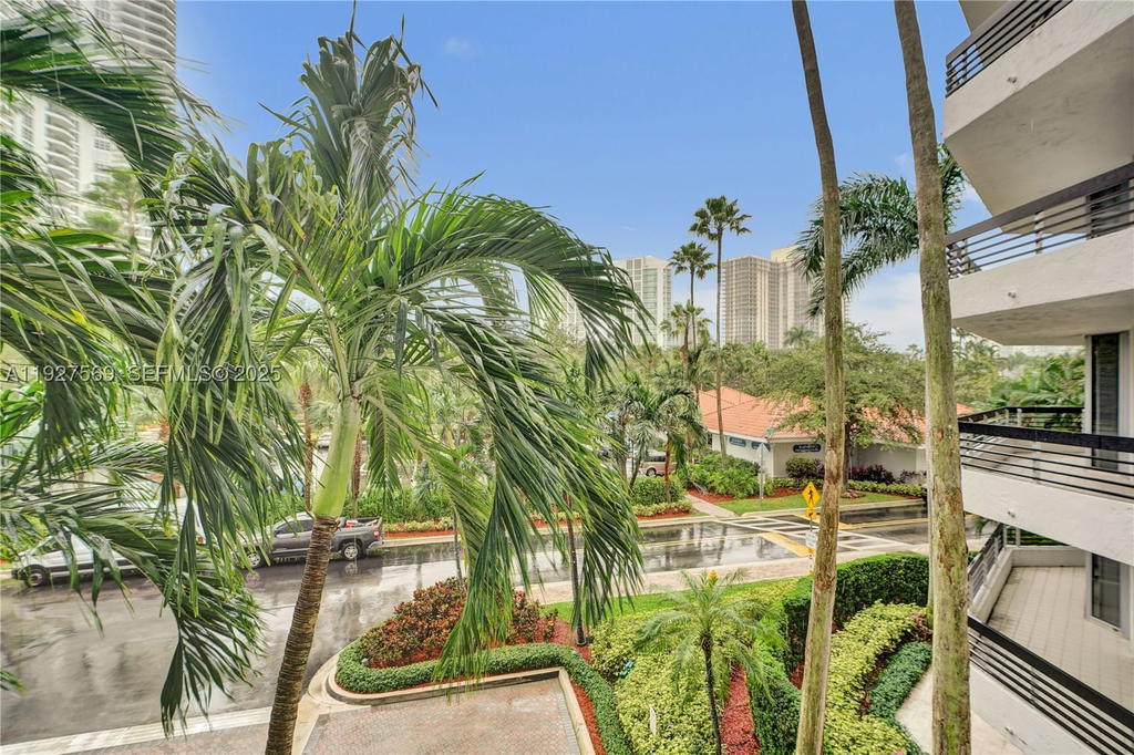Real estate property located at 3600 Mystic Pointe Dr #311, Miami-dade, Mystic Pointe, Aventura, FL