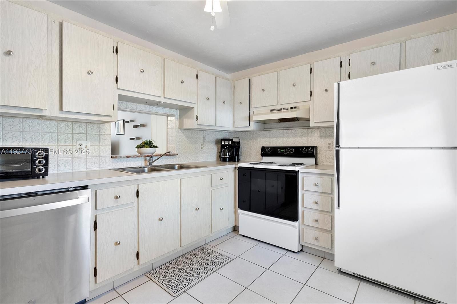 Real estate property located at 324 10th St #203, Broward, Meadowbrook Lakes Condo, Dania Beach, FL