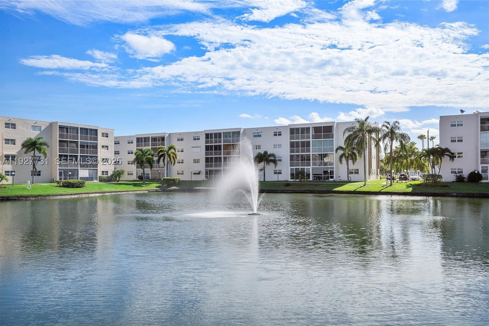 Real estate property located at 324 10th St #203, Broward, Meadowbrook Lakes Condo, Dania Beach, FL