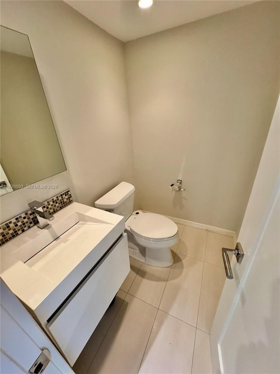Real estate property located at 600 36th St #720, Miami-dade, Charter Club Condo, Miami, FL