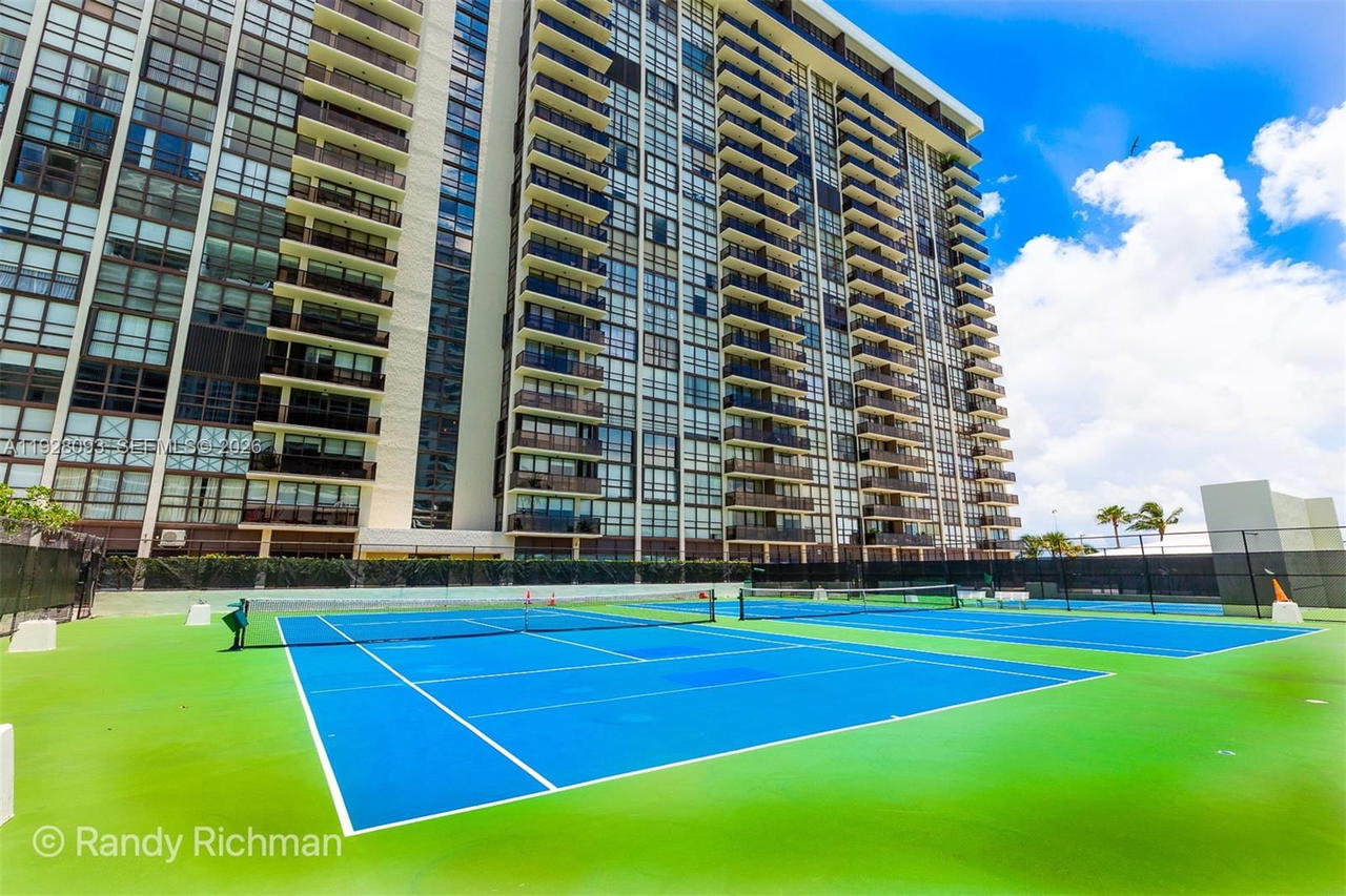 Real estate property located at 600 36th St #720, Miami-dade, Charter Club Condo, Miami, FL