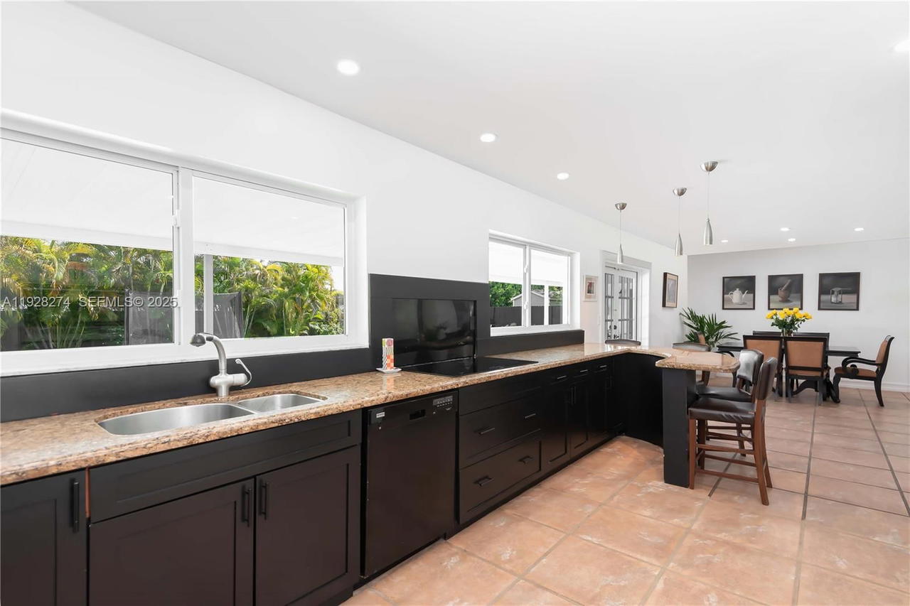Real estate property located at 10511 122nd Ct, Miami-dade, Devon Aire Estates Sec 1, Miami, FL