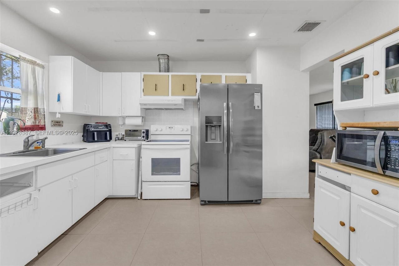 Real estate property located at 3981 201st St, Miami-dade, 3rd Addn To Starlight, Miami Gardens, FL