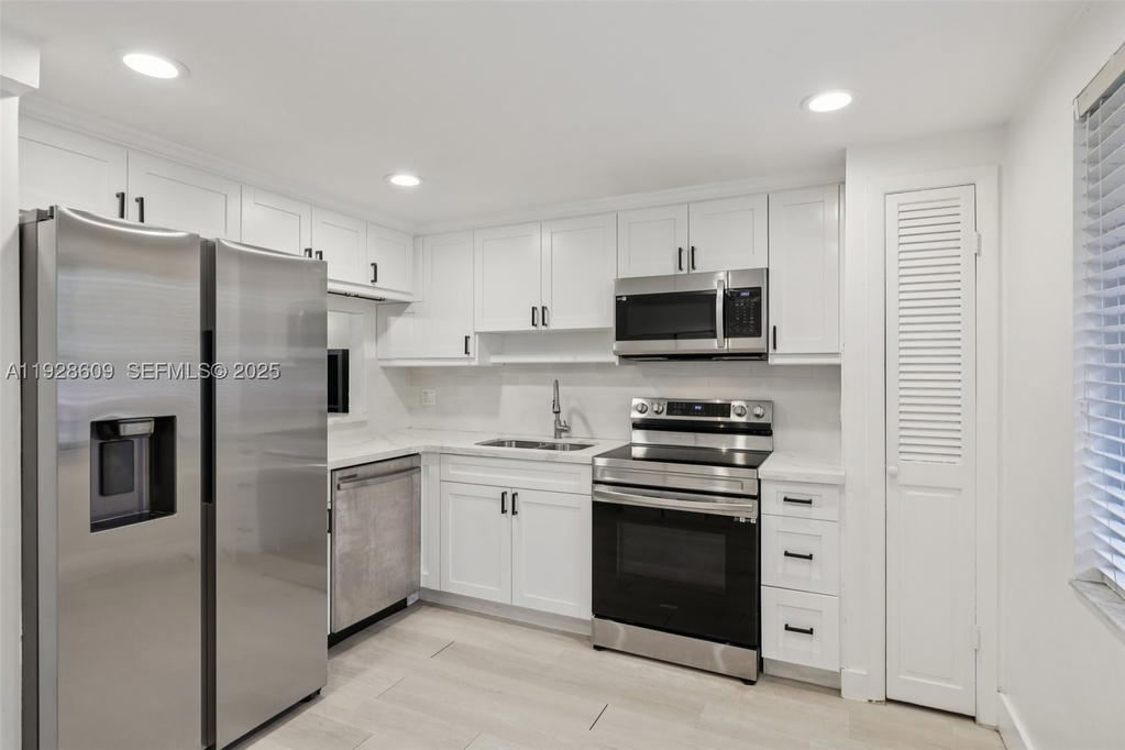 Real estate property located at 30 Chestnut Cir, Broward, Stonebridge Phase 1, Cooper City, FL