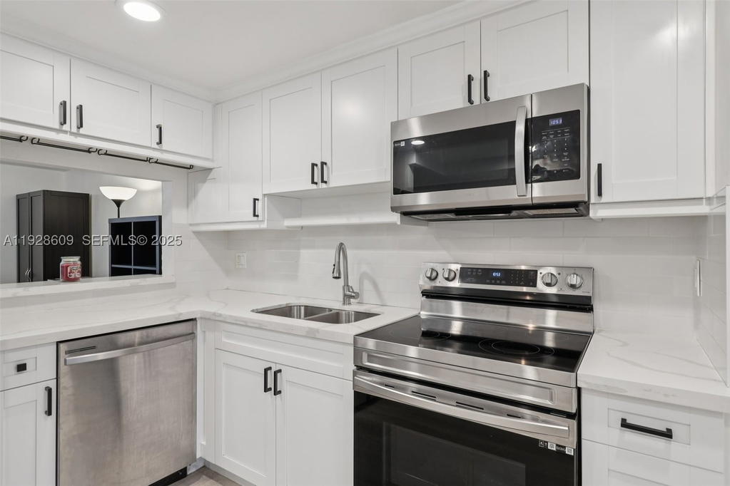 Real estate property located at 30 Chestnut Cir, Broward, Stonebridge Phase 1, Cooper City, FL