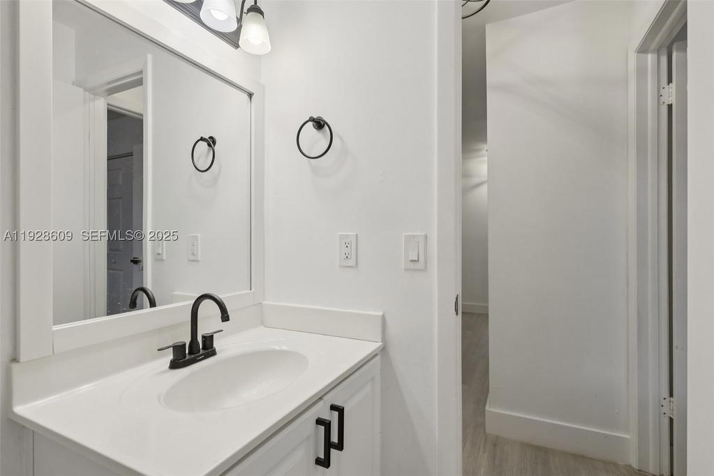 Real estate property located at 30 Chestnut Cir, Broward, Stonebridge Phase 1, Cooper City, FL