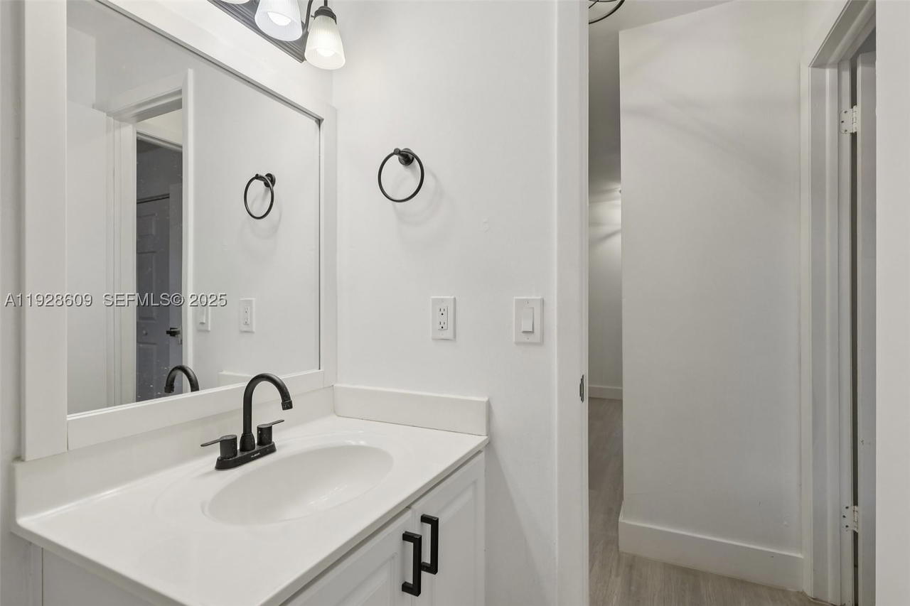 Real estate property located at 30 Chestnut Cir, Broward, Stonebridge Phase 1, Cooper City, FL