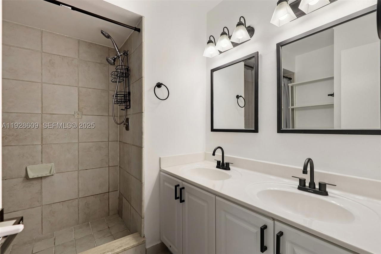Real estate property located at 30 Chestnut Cir, Broward, Stonebridge Phase 1, Cooper City, FL