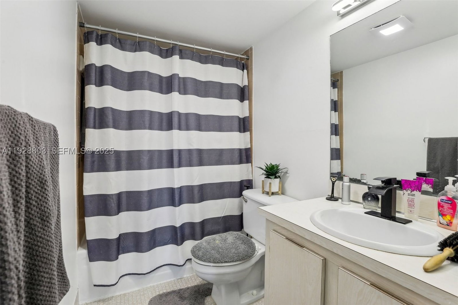 Real estate property located at 5570 44th St #510A, Broward, Inverwood Condo, Lauderhill, FL