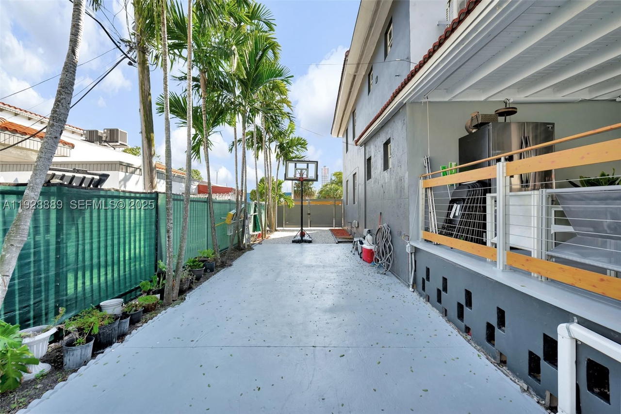 Real estate property located at 3711 27th Ter, Miami-dade, Gables Manor Sub, Miami, FL