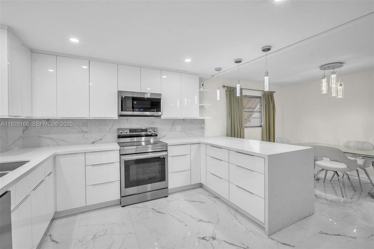 Real estate property located at 500 Luna Ct #7, Broward, Eastbrook Condominium Apt, Hollywood, FL