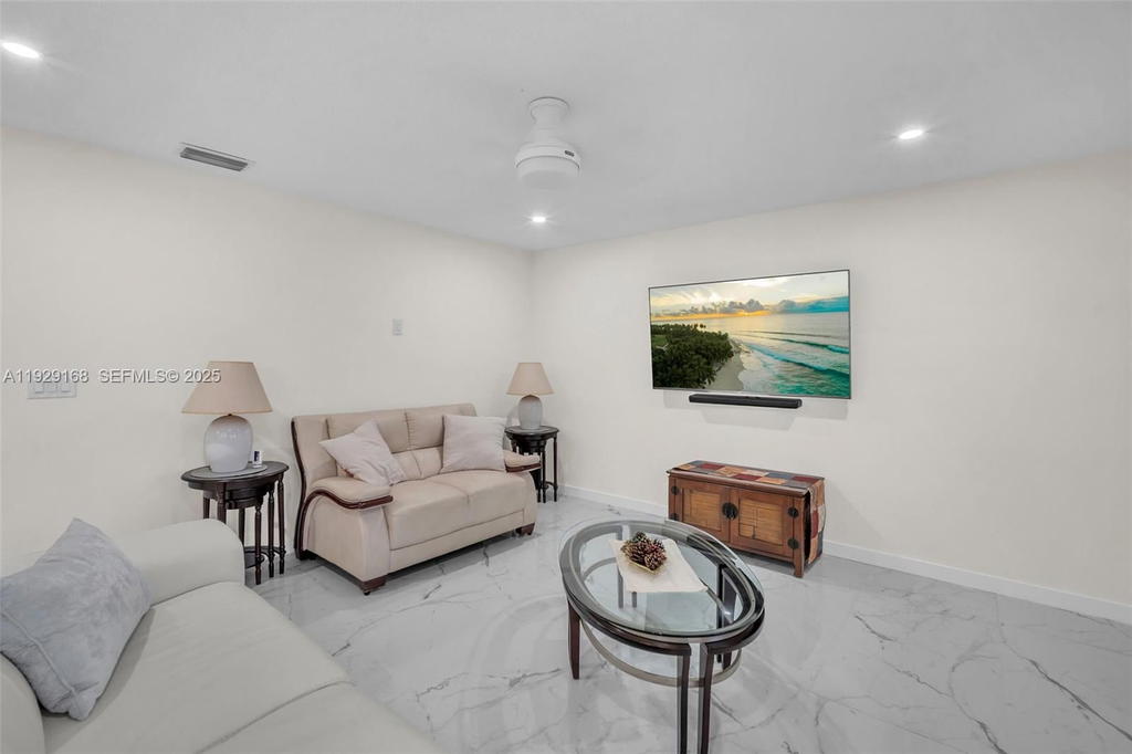 Real estate property located at 500 Luna Ct #7, Broward, Eastbrook Condominium Apt, Hollywood, FL