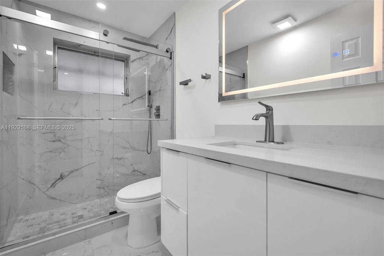 Real estate property located at 500 Luna Ct #7, Broward, Eastbrook Condominium Apt, Hollywood, FL