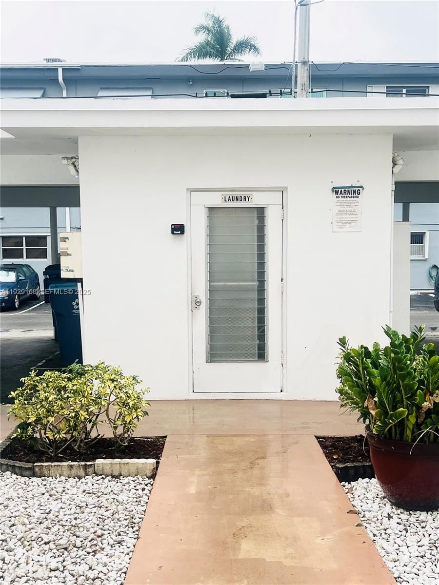 Real estate property located at 500 Luna Ct #7, Broward, Eastbrook Condominium Apt, Hollywood, FL