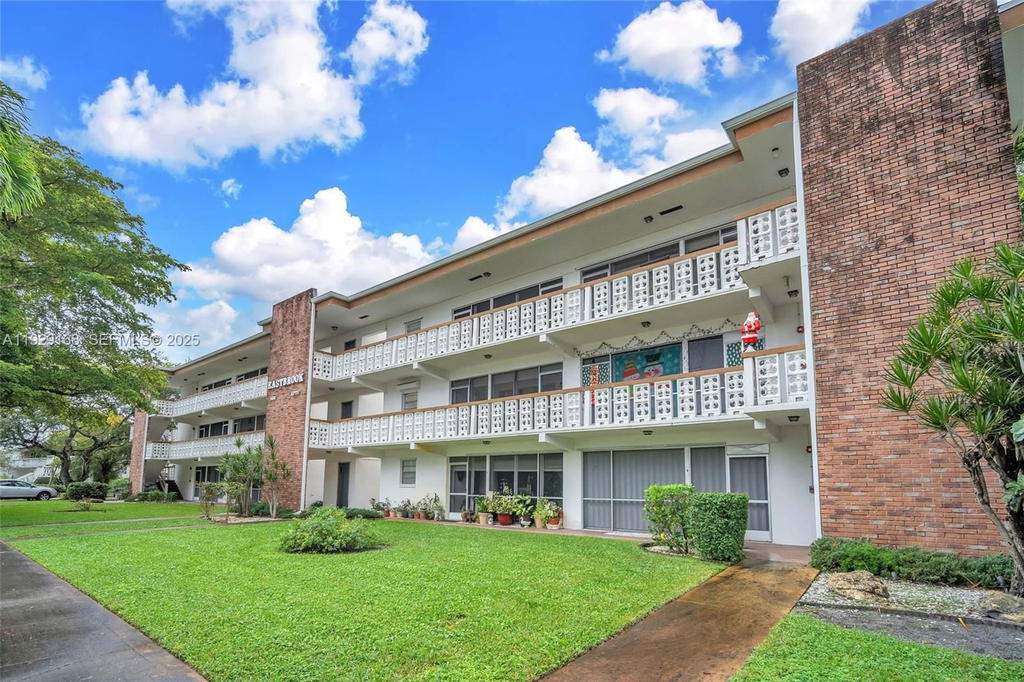 Real estate property located at 500 Luna Ct #7, Broward, Eastbrook Condominium Apt, Hollywood, FL