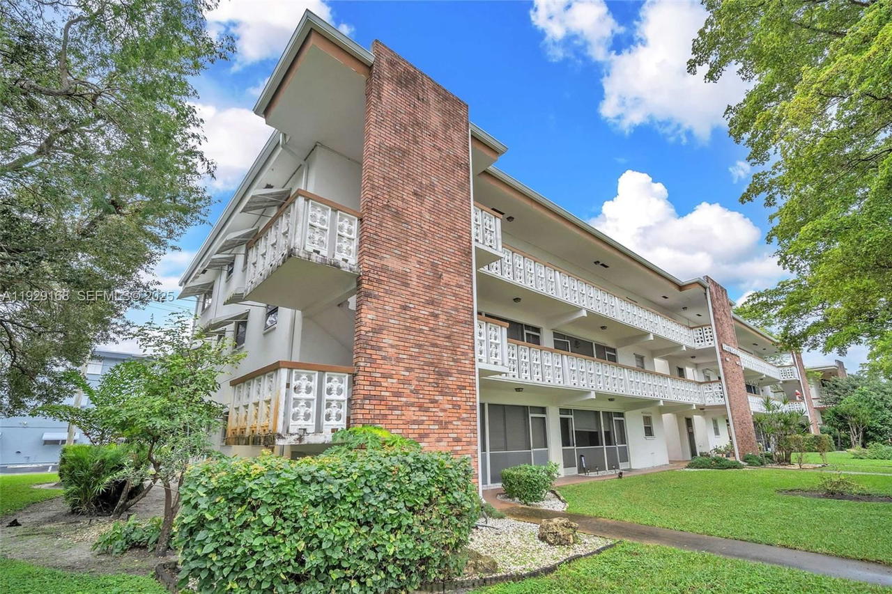 Real estate property located at 500 Luna Ct #7, Broward, Eastbrook Condominium Apt, Hollywood, FL