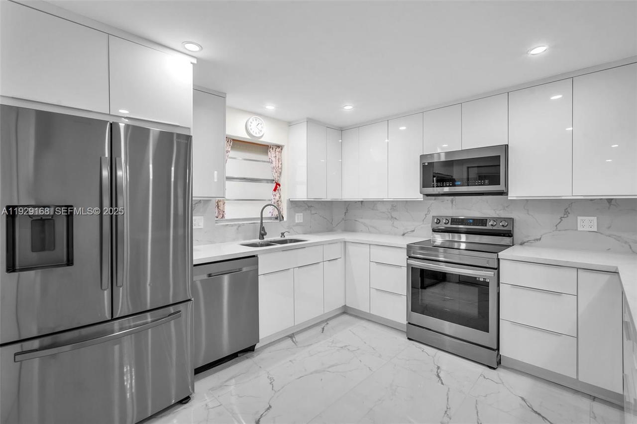 Real estate property located at 500 Luna Ct #7, Broward, Eastbrook Condominium Apt, Hollywood, FL