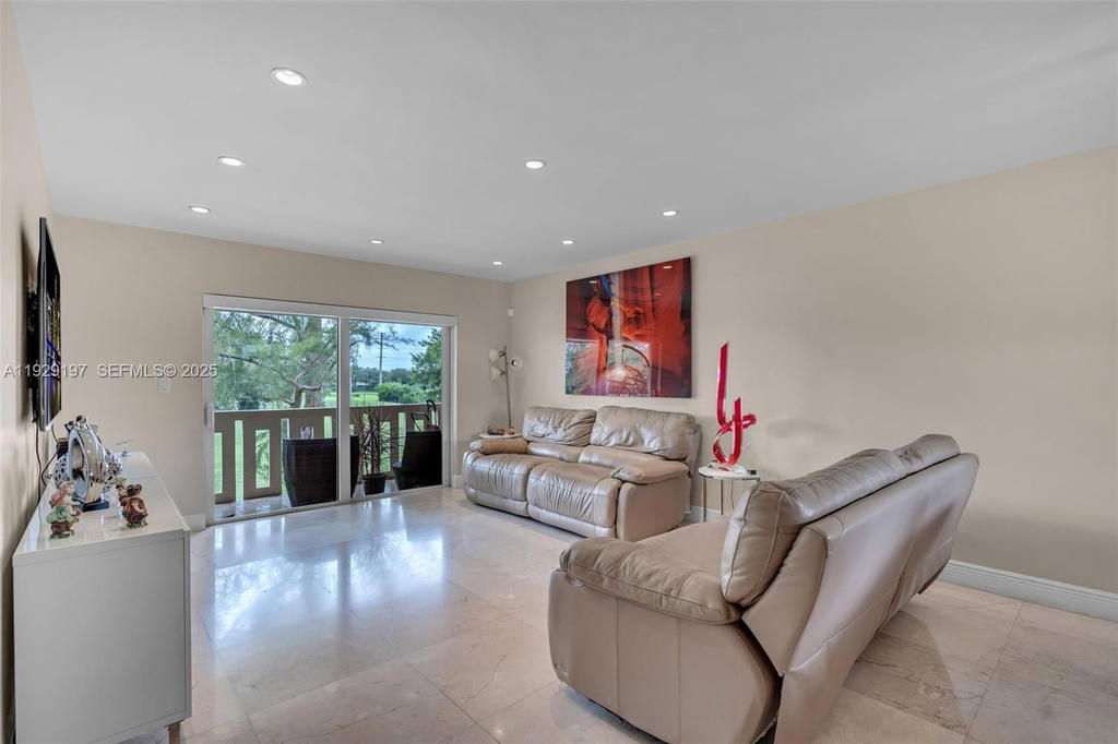 Real estate property located at 7430 Miami Lakes Dr E301, Miami-dade, Villas Of Miami Lakes Con, Miami Lakes, FL