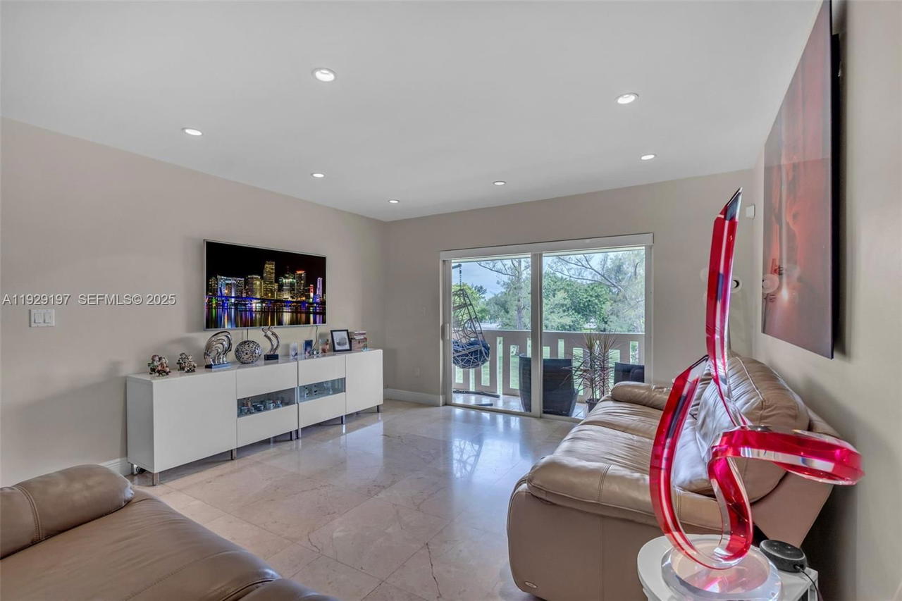 Real estate property located at 7430 Miami Lakes Dr E301, Miami-dade, Villas Of Miami Lakes Con, Miami Lakes, FL