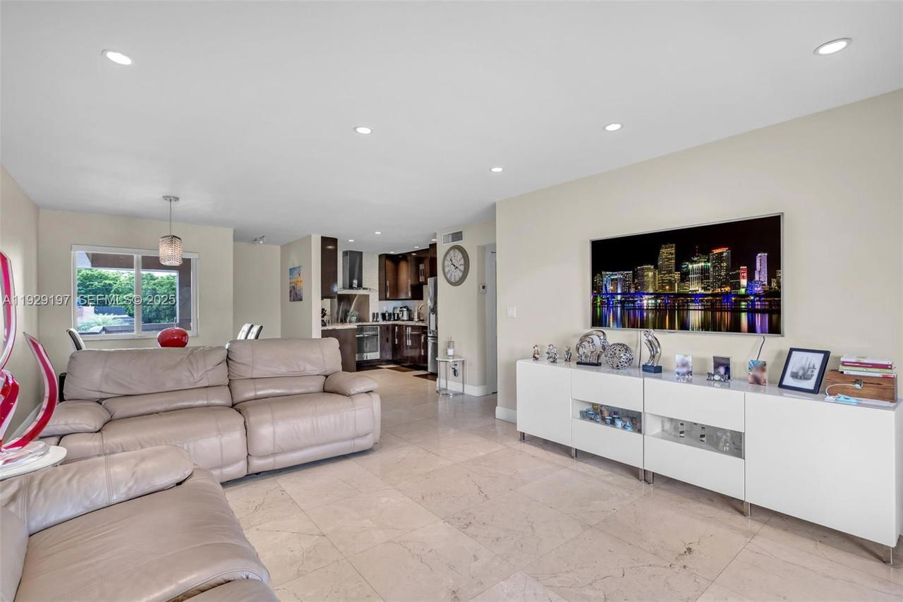 Real estate property located at 7430 Miami Lakes Dr E301, Miami-dade, Villas Of Miami Lakes Con, Miami Lakes, FL
