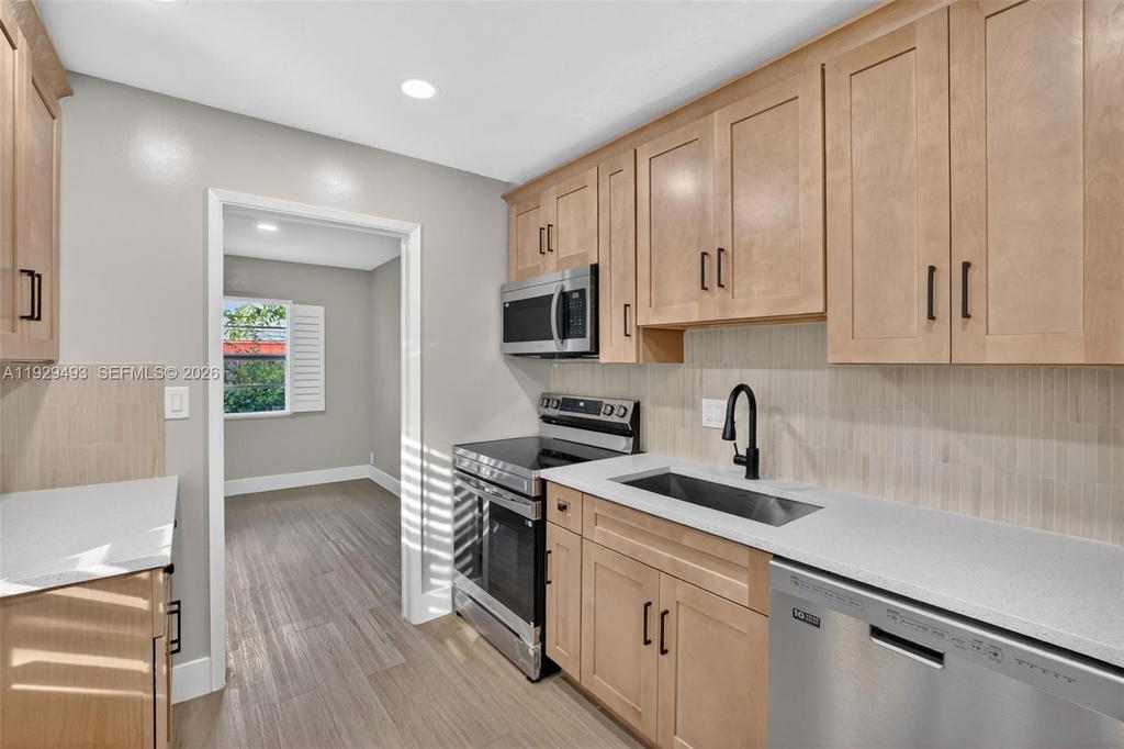 Real estate property located at 1015 17th Ct, Broward, Lauderdale Park 6-33 1/2, Fort Lauderdale, FL