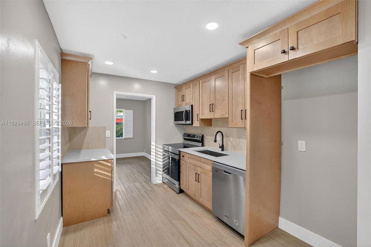 Real estate property located at 1015 17th Ct, Broward, Lauderdale Park 6-33 1/2, Fort Lauderdale, FL