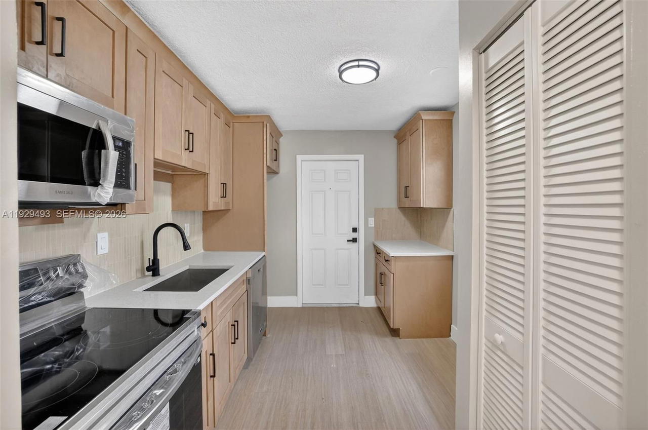 Real estate property located at 1015 17th Ct, Broward, Lauderdale Park 6-33 1/2, Fort Lauderdale, FL