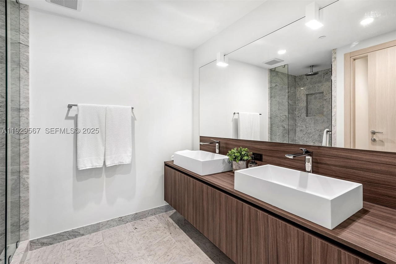 Real estate property located at 1000 Brickell Plz #4005, Miami-dade, Brickell Flatiron Condo, Miami, FL
