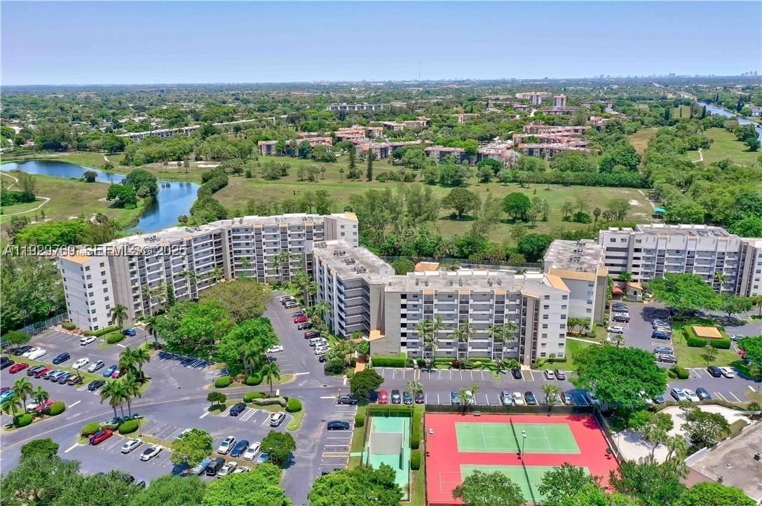 Real estate property located at 3930 Inverrary Blvd #405-D, Broward, 18th Hole At Inverrary Co, Lauderhill, FL