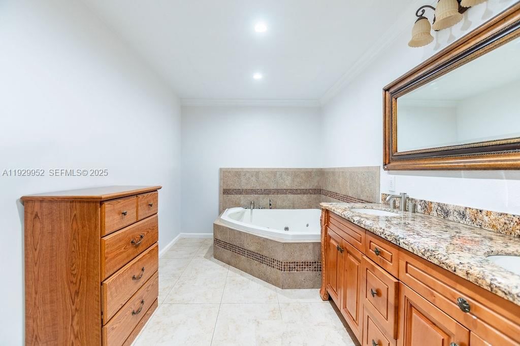 Real estate property located at 6541 Lake Como Ter, Miami-dade, Miami Lakes Sec One, Miami Lakes, FL