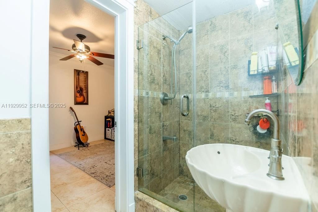 Real estate property located at 6541 Lake Como Ter, Miami-dade, Miami Lakes Sec One, Miami Lakes, FL