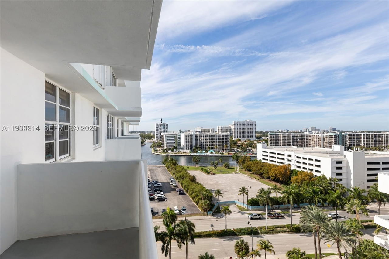 Real estate property located at 3725 Ocean Dr #1421, Broward, Sea Air Towers Condo, Hollywood, FL