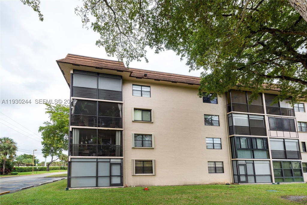 Real estate property located at 4940 Sabal Palm Blvd #414, Broward, Lakes Of Carriage Hills, Tamarac, FL