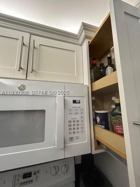Real estate property located at 324 10th St #207, Broward, Meadowbrook Lakes Condo, Dania Beach, FL