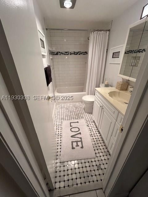Real estate property located at 324 10th St #207, Broward, Meadowbrook Lakes Condo, Dania Beach, FL