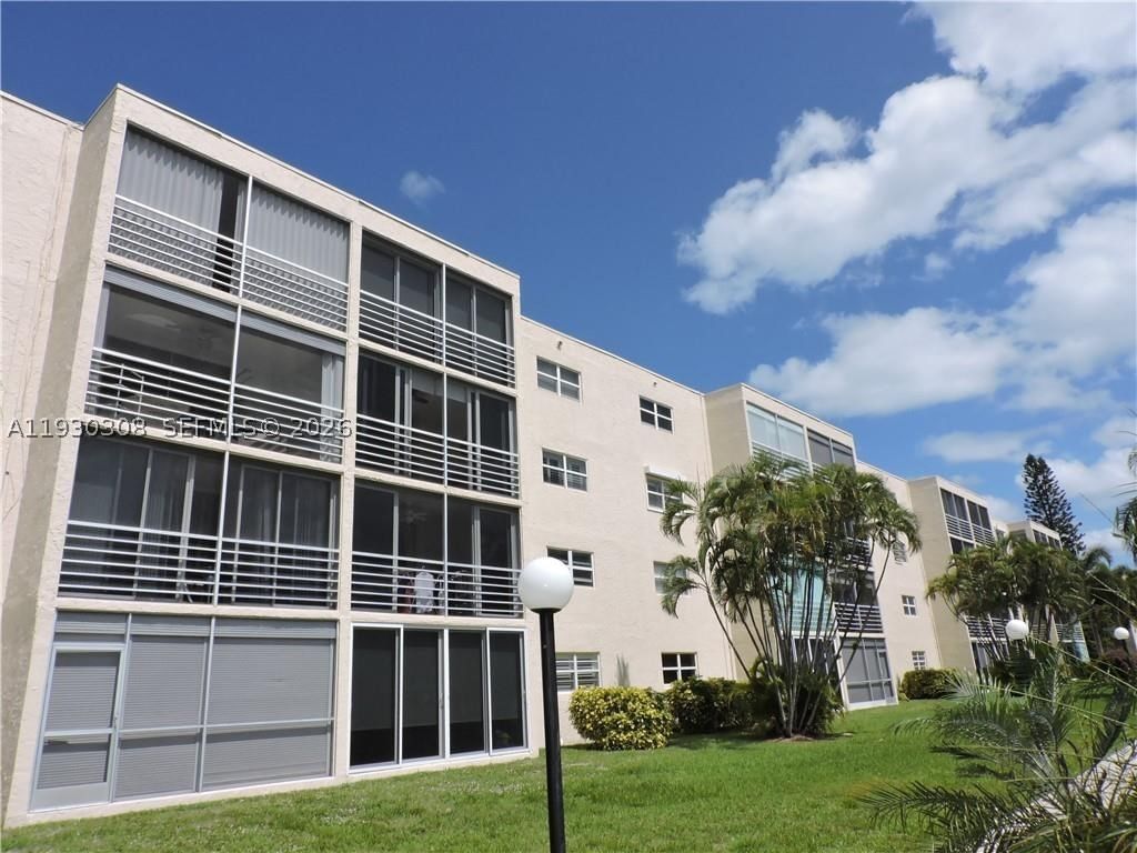 Real estate property located at 324 10th St #207, Broward, Meadowbrook Lakes Condo, Dania Beach, FL
