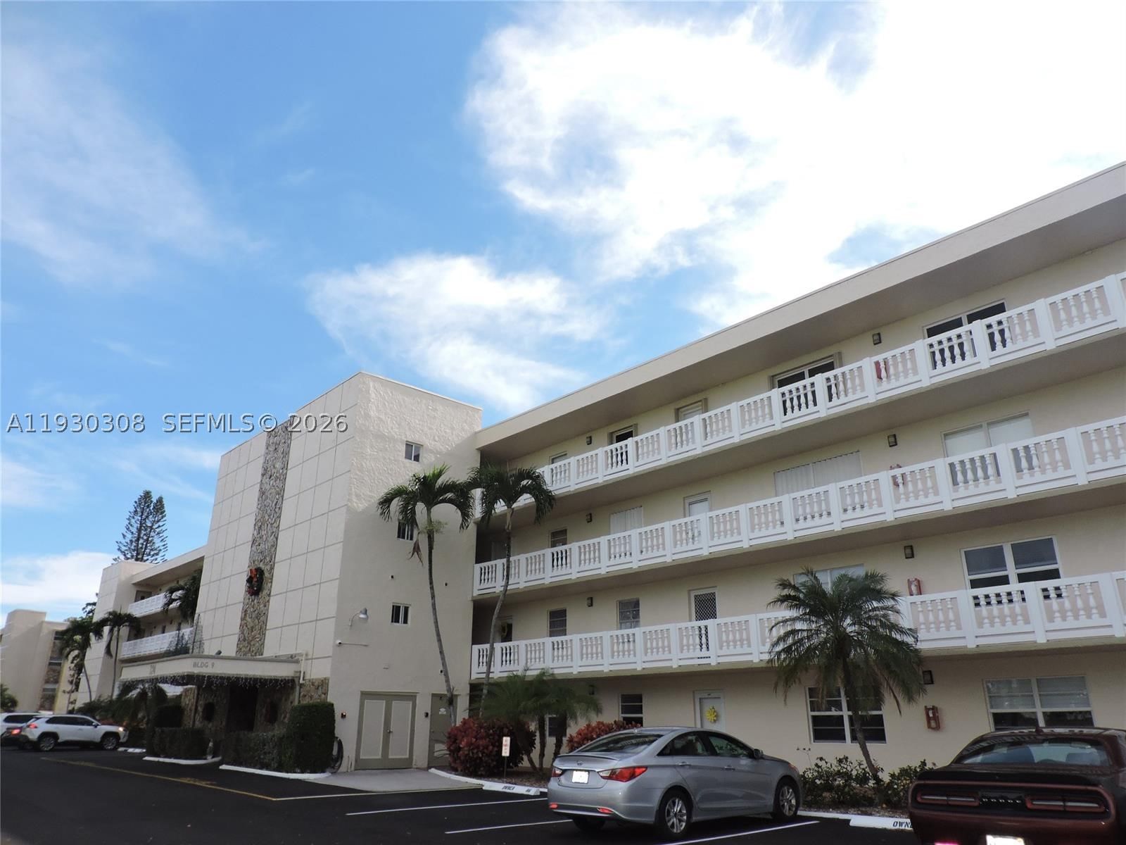 Real estate property located at 324 10th St #207, Broward, Meadowbrook Lakes Condo, Dania Beach, FL