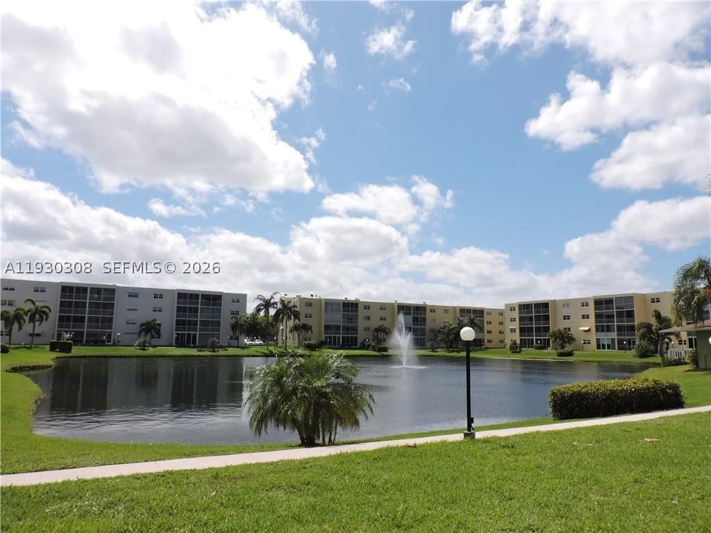Real estate property located at 324 10th St #207, Broward, Meadowbrook Lakes Condo, Dania Beach, FL