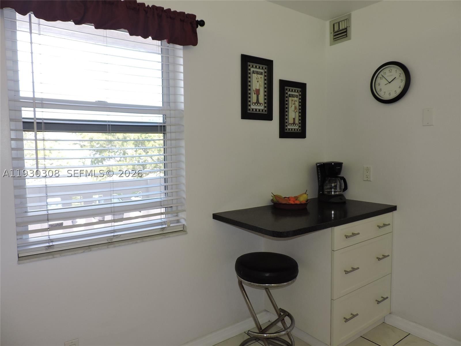 Real estate property located at 324 10th St #207, Broward, Meadowbrook Lakes Condo, Dania Beach, FL