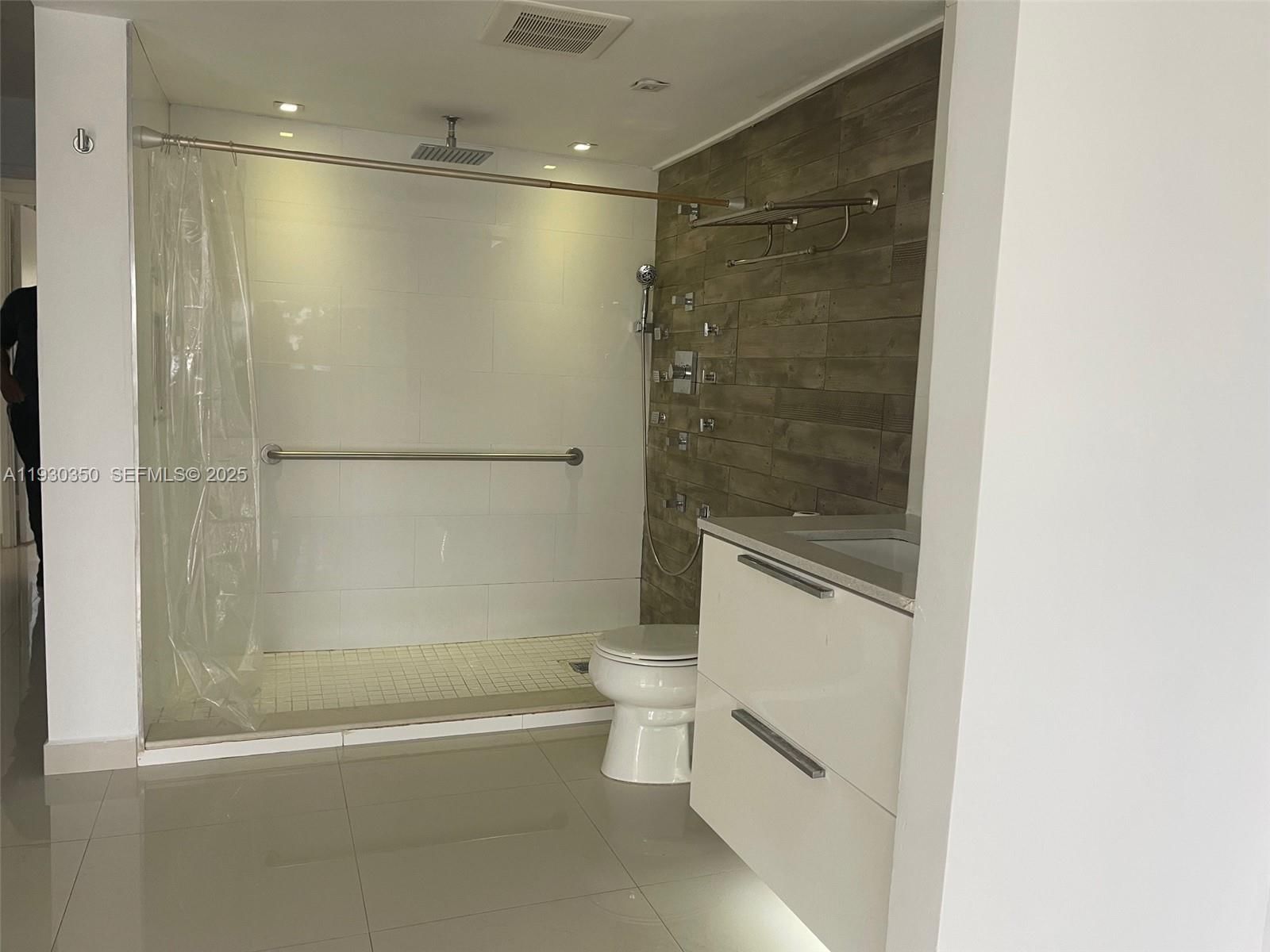 Real estate property located at 1670 191st St #213-3, Miami-dade, Jade Winds Group Allamand, Miami, FL