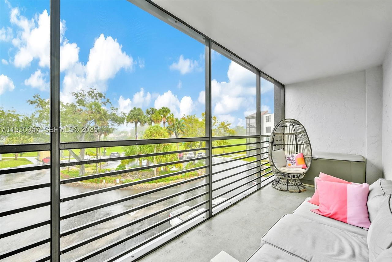 Real estate property located at 3900 Hills Dr #303, Broward, Emerald Hills C C Apts Co, Hollywood, FL