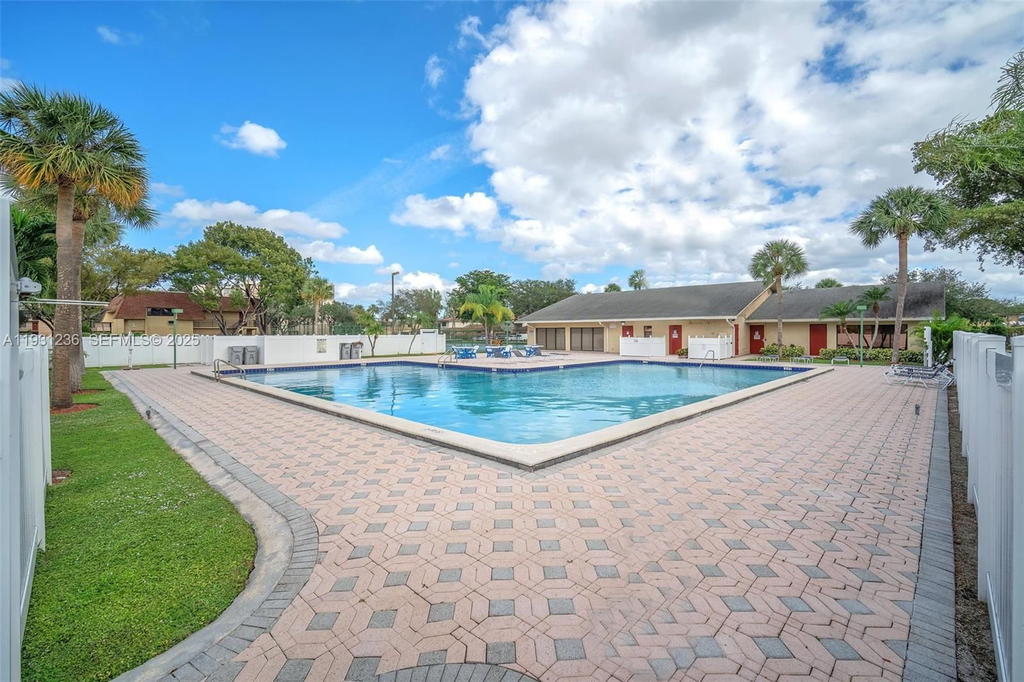 Real estate property located at 3370 Beau Rivage Dr #3N, Broward, Village At Blue Lake Cond, Pompano Beach, FL