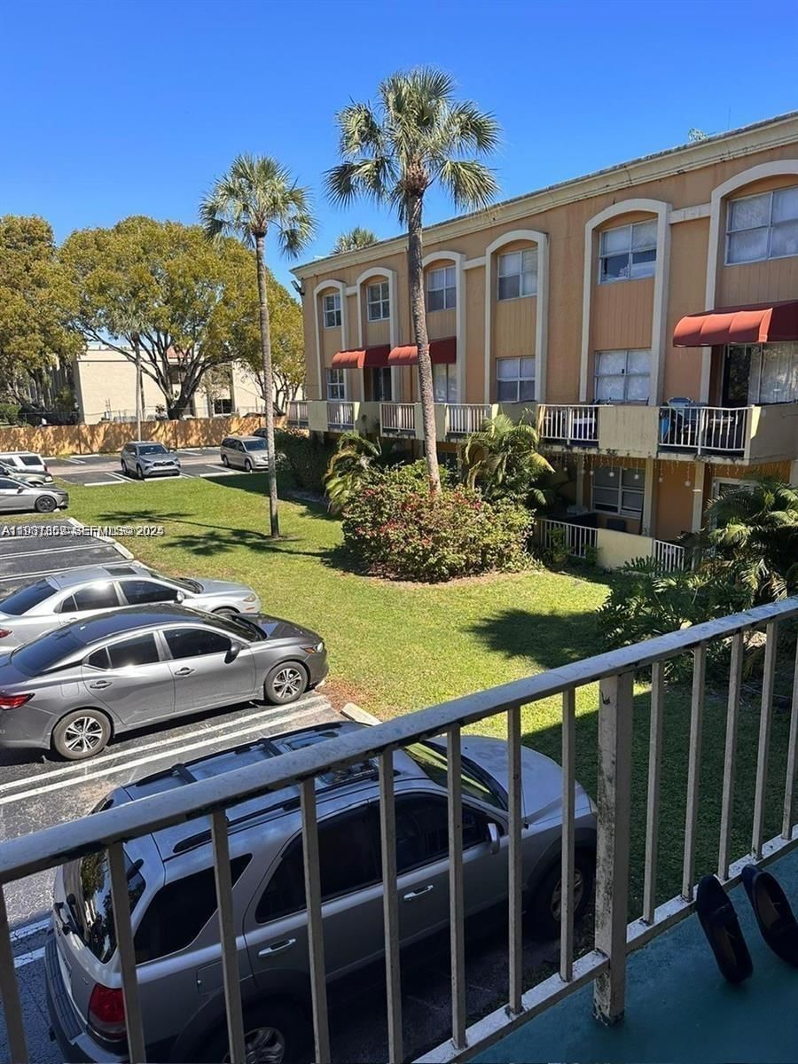 Real estate property located at 18101 68th Ave C202, Miami-dade, Venetian Gardens At Count, Hialeah, FL