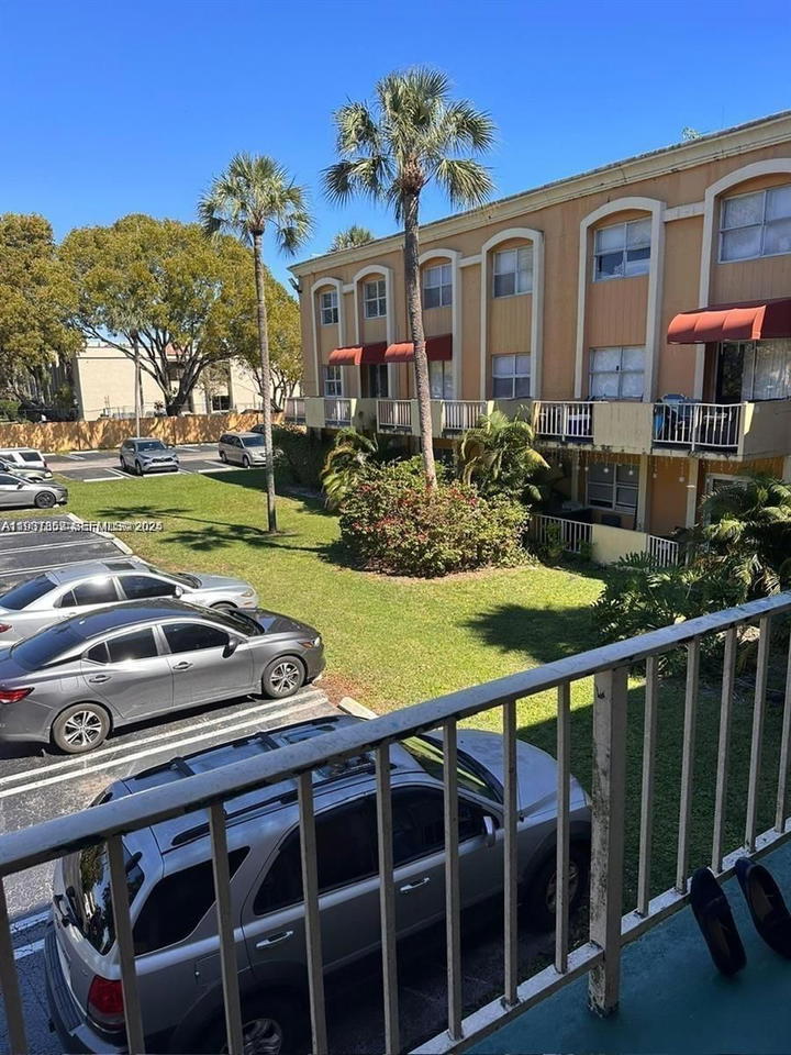 Real estate property located at 18101 68th Ave C202, Miami-dade, Venetian Gardens At Count, Hialeah, FL