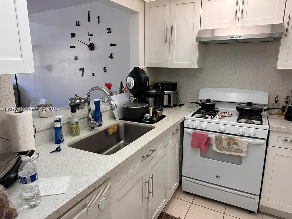 Real estate property located at 18101 68th Ave C202, Miami-dade, Venetian Gardens At Count, Hialeah, FL