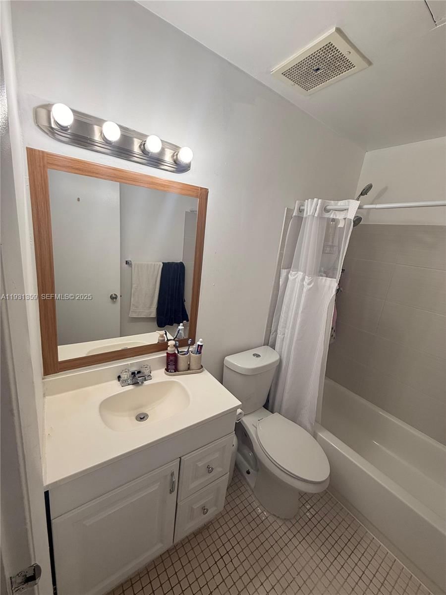 Real estate property located at 18101 68th Ave C202, Miami-dade, Venetian Gardens At Count, Hialeah, FL