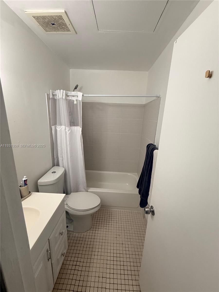 Real estate property located at 18101 68th Ave C202, Miami-dade, Venetian Gardens At Count, Hialeah, FL