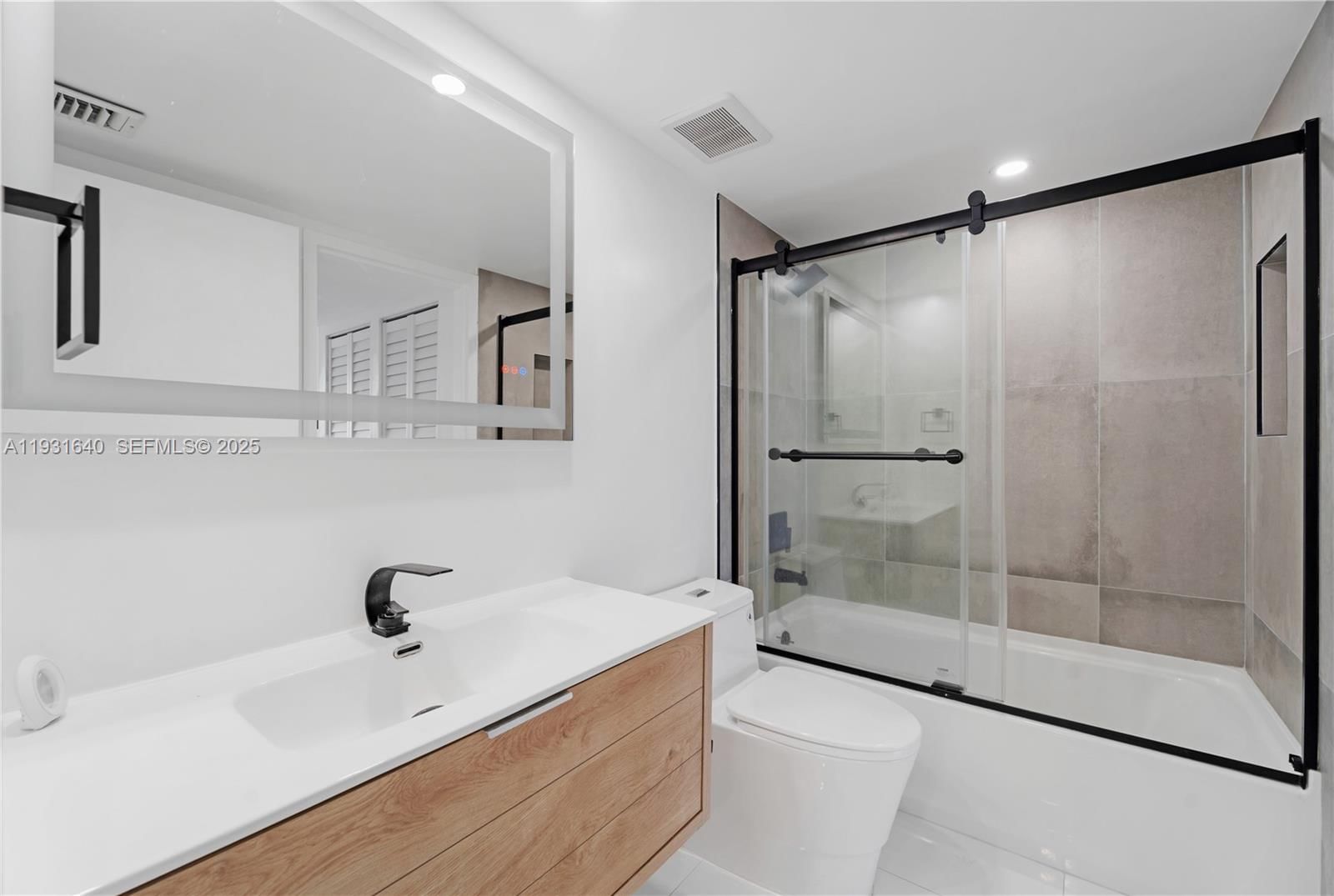 Real estate property located at 7601 Treasure Dr #819, Miami-dade, The Grandview Palace Cond, North Bay Village, FL