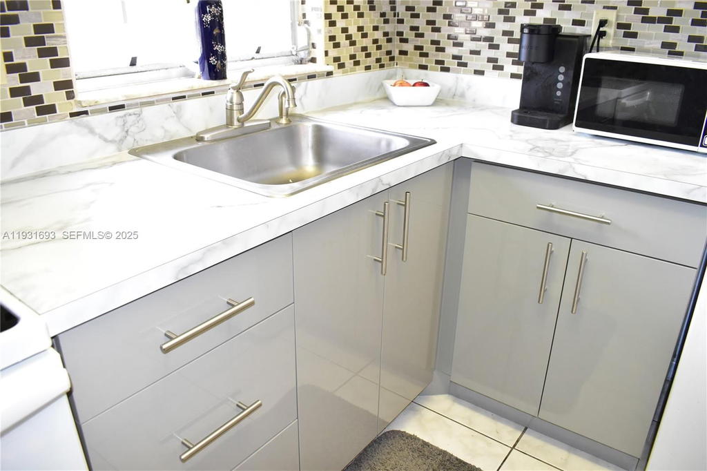 Real estate property located at 9141 Sunrise Lakes Blvd #201, Broward, Sunrise Lakes 113 Condo, Sunrise, FL
